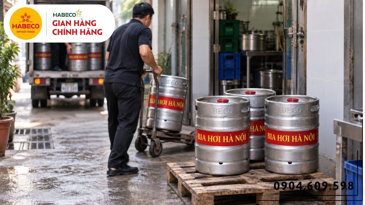 Giao nhận bom bia hơi 50L tại khu vực kho sau của quán nhậu